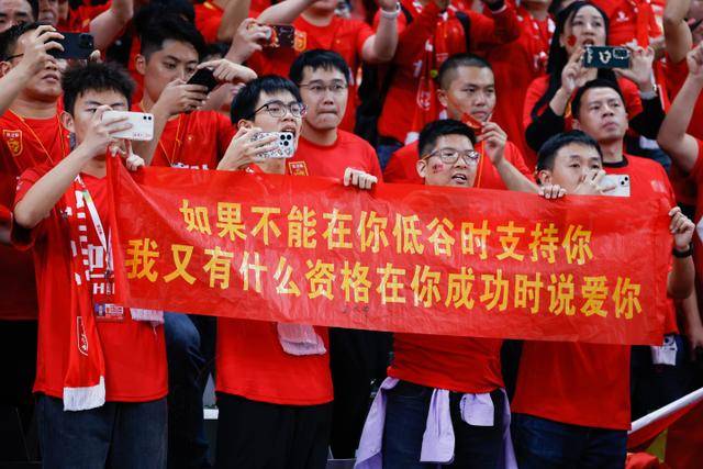 库里只是脚踝扭伤，科尔表示并无大碍
